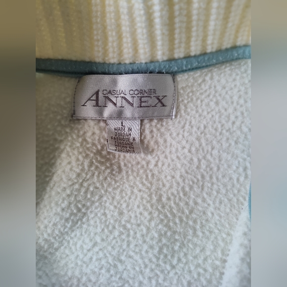 CASUAL CORNER Ladies Fleece Vest Size Large with front Pockets. - Picture 3 of 6